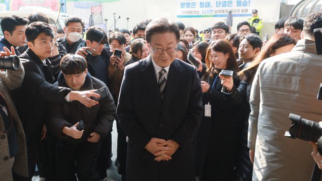 이재명 더불어민주당 대표가 31일 오후 서울 여의도 더불어민주당사에서 열린 4·10 총선 후보 공천 면접에 참석하기 위해 당사로 향하고 있다 사진연합뉴스