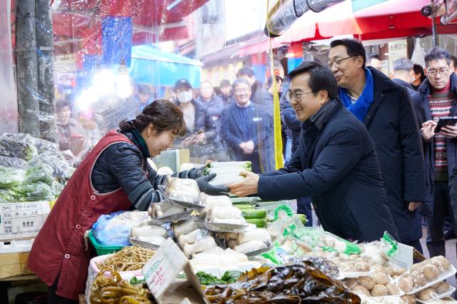 31일 오후 성남시에서 김동연 도지사가 윤영찬 국회의원 시의원 및 성남시 상인연합회장등과 함께 은행시장과 남한산성 시장을 둘러보며 상인들과 소통하고 있다 사진경기도