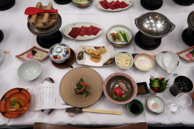 온크리 호텔의 가이세키 요리 각종 신선한 재료로 만든 음식들이 정갈하게 담겨있다 사진김다이 기자