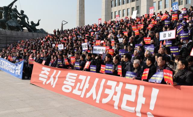  31일 국회 앞에서 중소기업 단체들이 50인 미만 사업장 중대재해처벌법 유예 불발 규탄 대회를 하고 있다 