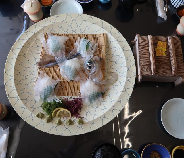 요부코 활어징어회는 쫄깃하고 씹을 수록 단맛을 낸다 사진김다이 기자