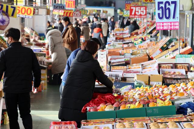 설날을 열흘 앞둔 31일 광주 서구 매월동 서부농수산물시장에서 시민들이 제수용 과일을 살펴보고 있다 사진연합뉴스