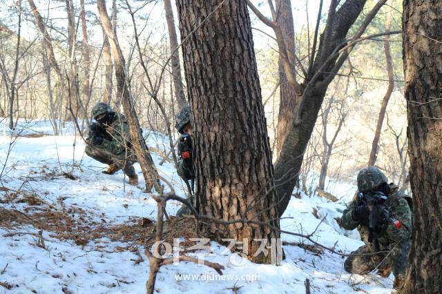 육군 제23경비여단 장병이 1월 29일부터 2월 2일까지 강릉ㆍ동해ㆍ삼척 일대에서 진행된 혹한기 전술훈련을 통해 제 작전요소 통합개념의 국지도발대비작전 수행과 전시전환을 비롯한 작전계획 검증 등 실질적인 임무수행 절차를 숙달하며 즉즉시ㆍ강강력히ㆍ끝끝까지 즉응태세를 확립하고 있다사진육군 제23경비여단