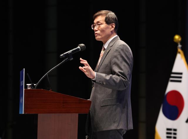 이창용 한국은행 총재가 1일 오전 서울 중구 웨스틴조선호텔에서 열린 한국최고경영자포럼에서 2024년 한국경제 전망을 주제로 기조강연을 하고 있다 사진연합뉴스