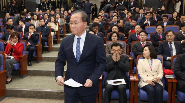 1일 국회에서 열린 국민의힘 의원총회에서 윤재옥 원내대표가 발언대로 나가고 있다 사진연합뉴스