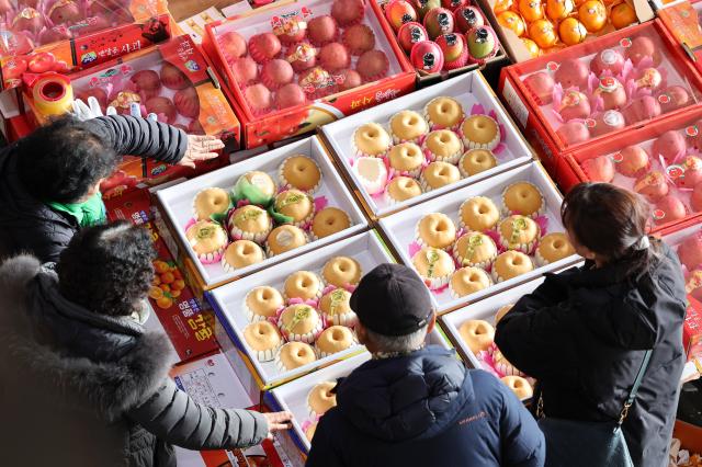 광주 서구 매월동 서부농수산물시장에서 시민들이 과일을 살펴보고 있다 사진연합뉴스