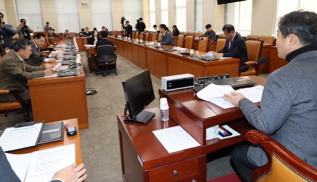 지난해 11월 24일 국회에서 정치개혁특별위원회가 법안심사소위원회를 하고 있다 사진연합뉴스