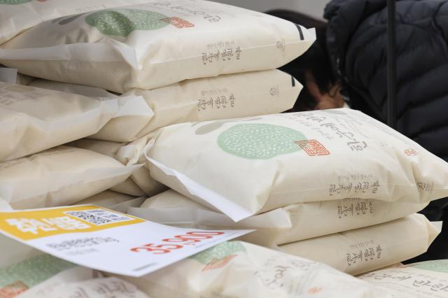 2일 서울 이마트 용산점에서 쌀을 판매하고 있다사진연합뉴스