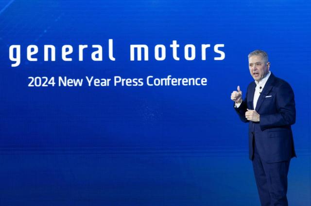 헥터 비자레알 GM 한국사업장 사장 겸 CEO가 제너럴 모터스 2024 신년 기자간담회에서 발표를 하고 있다 사진GM