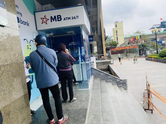 베트남에서 ATM을 통한 현금 인출이 갈수록 줄어들고 있다 사진베트남통신사