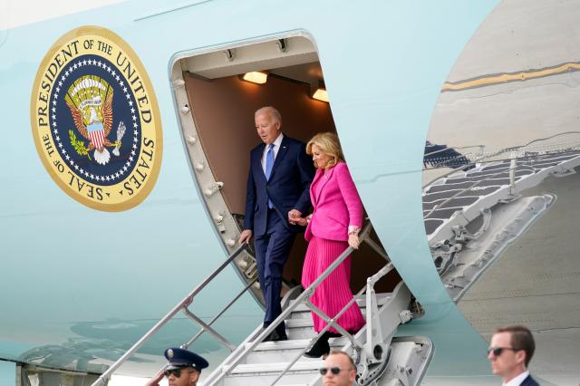 3일현지시간 경선 유세 차 로스앤젤레스에 도착한 조 바이든 미국 대통령왼쪽과 질 바이든 여사사진AP연합뉴스