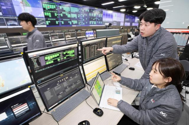 KT 네트워크 전문가가 과천 네트워크 관제 센터에 꾸려진 ‘종합상황실’에서 네트워크를 점검하고 있다 사진KT

