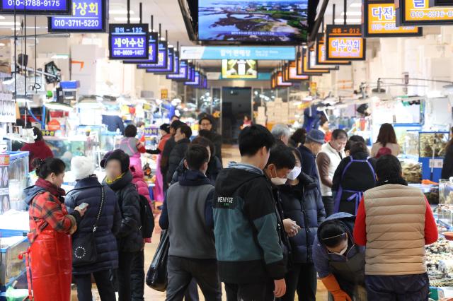 설날을 열흘 남짓 앞둔 31일 오전 시민들이 서울 동작구 노량진수산시장에서 수산물을 둘러보고 있다 사진연합뉴스