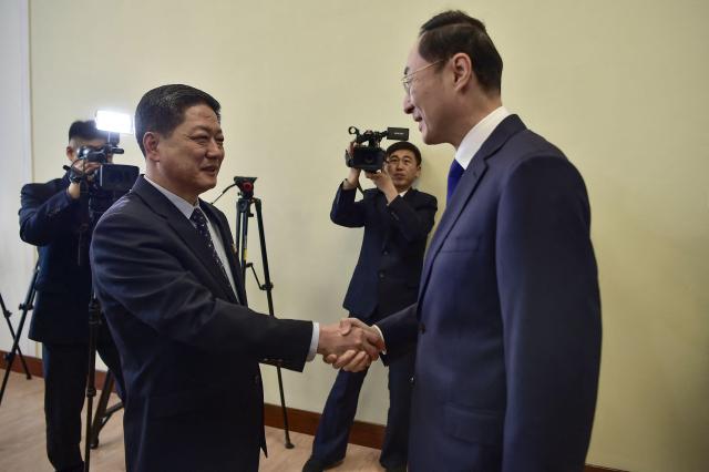 지난 달 26일 북한을 방문한 쑨웨이둥 중국 외교부 부부장오른쪽사진AFP연합뉴스