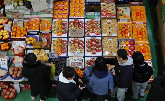 4일 부산 해운대구 반여농산물도매시장에서 시민들이 과일을 고르고 있다 사진연합뉴스