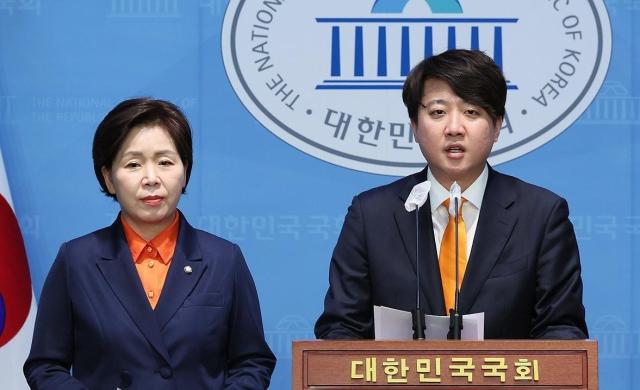 이준석 개혁신당 대표와 양향자 개혁신당 원내대표왼쪽가 4일 국회 소통관에서 철도산업 개혁 관련 정책을 발표하고 있다 사진연합뉴스