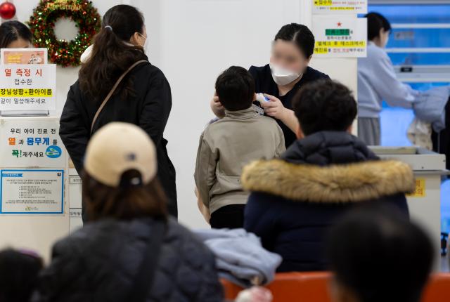 서울의 한 소아청소년과 병원을 찾은 어린이와 부모들이 진료를 기다리고 있다 사진연합뉴스