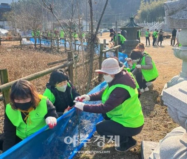 지난해 대구 수성구 욱수동 망월지에서 개최한 두꺼비 로드킬 방지 펜스 설치 행사이다 사진대구수성구