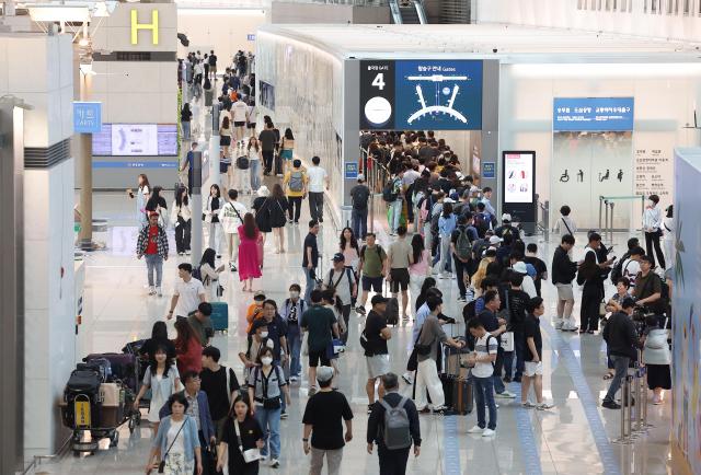 지난 2일 인천국제공항 제1여객터미널 출국장이 여행객들로 붐비고 있는 모습 사진연합뉴스