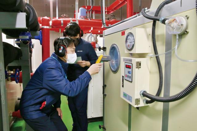 서울아산병원 직원이 에너지 절감을 위해 설치한 폐열회수 장비를 점검하고 있다 사진서울아산병원