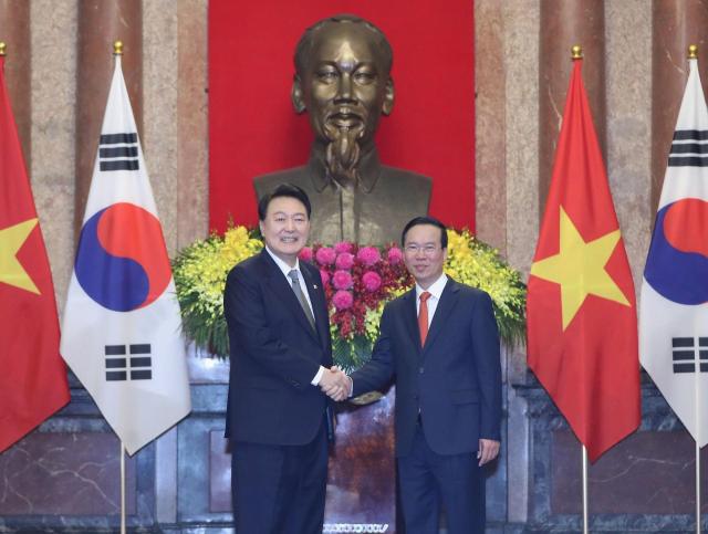 Chủ tịch nước Võ Văn Thưởng chủ trì lễ đón Tổng thống Hàn Quốc Yoon Suk-yeol trong chuyến thăm cấp nhà nước tới Việt Nam của Tổng thống Hàn Quốc vào tháng 62023 ẢnhVGP