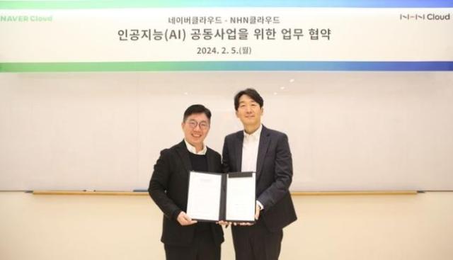  NHN클라우드 김동훈 대표오른쪽와 네이버클라우드 김유원 대표왼쪽가 협약식에서 기념촬영을 하고 있다 사진네이버클라우드
