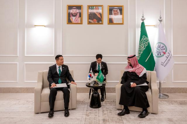 사우디아라비아이하 사우디를 공식 방문 중인 신원식 국방부장관이 2월 4일일현지시각 사우디 세계방산전시회WDS 전시장에서 칼리드 빈 살만 알 사우드 Khalid bin Salman Al Saud  사우디 국방장관과 회담을 하고 있다 사진국방부