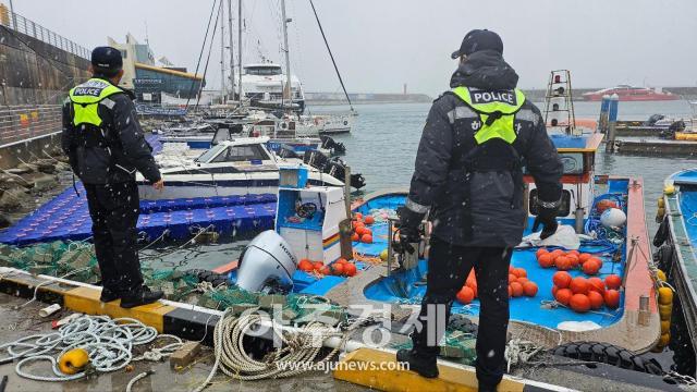 동해해경 관계자들이 강릉항에 정박되어 있는 례져보트를 점검하고 있다사진동해해경