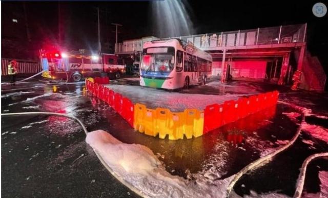 지난 1월 12일 안양시 만안구 한 버스 차고지에서 발생한 전기버스 화재사고 현장 사진경기도소방본부