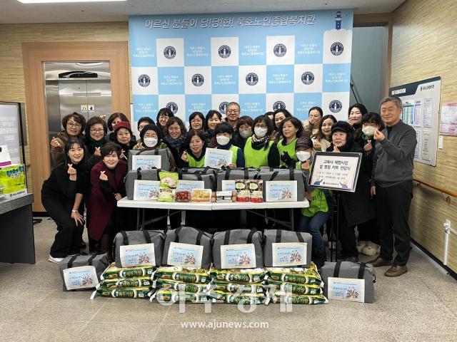 묵호노인종합복지관은 강원사회복지공동모금회 “2022년 전국기획사업 고독사 예방사업”에 선정되어 5일 고독사예방사업 참여자 30명에게 설 명절 키트를 배부했다.[사진=묵호노인종합복지관]