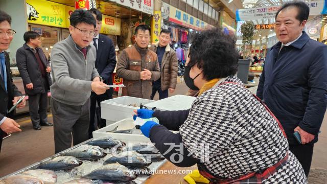 대구광역시 북구청은 민족 고유 명절인 설을 앞두고 팔달신시장에서 장보기 행사를 가졌다 사진대구북구청