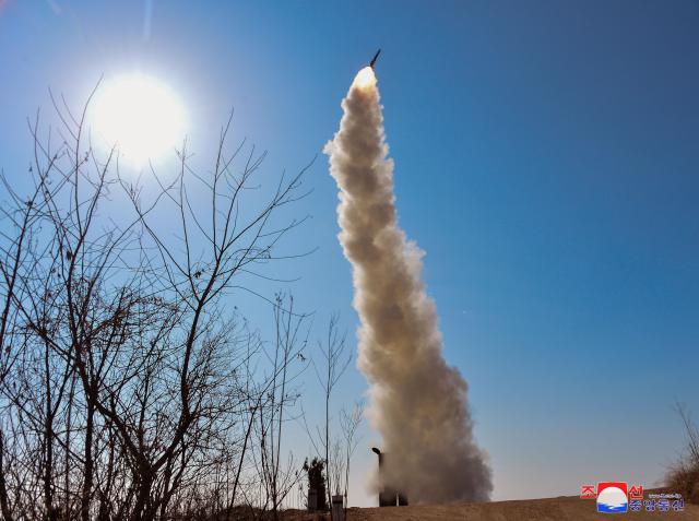 북한이 2일 서해상으로 순항미사일 초대형전투부위력시험과 신형반항공미사일 시험발사를 진행했다고 조선중앙통신이 3일 보도했다 