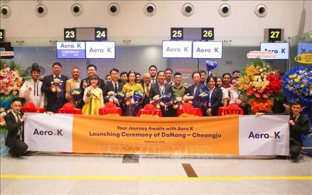 Ban Tổ chức chúc mừng Hãng hàng không Aero K khai trương đường bay mới từ Hàn Quốc đến Đà Nẵng ẢnhTTXVN