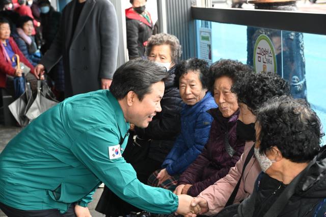박정현 군수 전통시장 방문 모습사진부여군