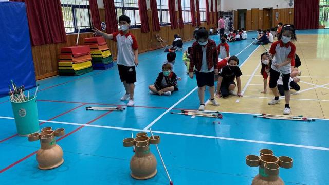 Các em học sinh đa văn hóa hào hứng tham gia các trò chơi dân gian tại trường học ẢnhYonhap News