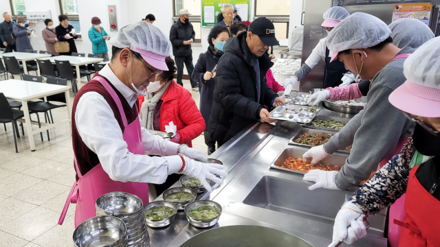 윤두현 국회의원은 6일 백천동 노인복지관에서 열린 와촌 농가주부봉사단의 배식 활동에 참석해 음식나눔 봉사를 펼치며 어르신들의 안위를 살폈다사진윤두현국회의원실