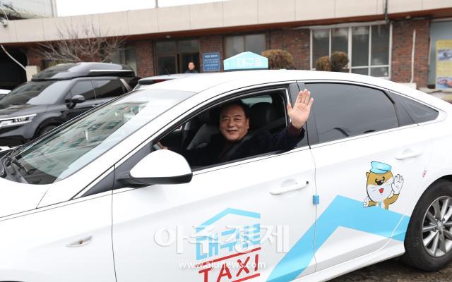 대구광역시는 6일 오후 2시 대구시청 산격청사에서 12개 이전공공기관과 함께 ‘대구로’ 및 ‘대구로택시’ 이용 활성화를 위한 업무협약을 체결했으며 대구시의회 이만규 의장이 대구로택시 홍보 및 시민여론을 확인했다 사진대구시의회