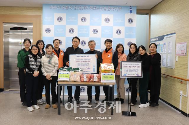 한국전력공사 동해지사 관계자들이 6일 14시 복지관을 방문해 50만원 상당의 과일 꾸러미를 전달하고 있다사진묵호노인종합복지관