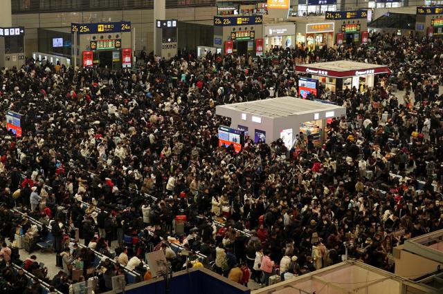 지난 5일 중국 상하이 훙차오 기차역이 귀성·여행객들로 붐비고 있다 로이터 