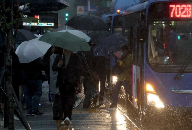 중부지방에 가을비가 예보된 19일 오전 서울 광화문광장에서 시민들이 우산을 쓴 채 걸어가고 있다 사진연합뉴스