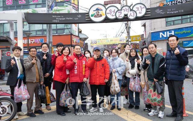 대구시 서구 이종화 국회의원 예비후보는 신평리시장과 원고개시장에서 설맞이 장보기 행사를 하며 이번 행사에 약 20여 명이 동참하여 지역 민생 챙기기 행보를 했다 사진이종화 예비후보