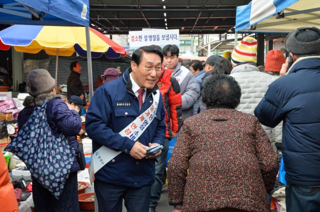 이용록 군수 전통시장 찾아 물가안정 및 수산물 소비촉진 캠페인 장면사진홍성군