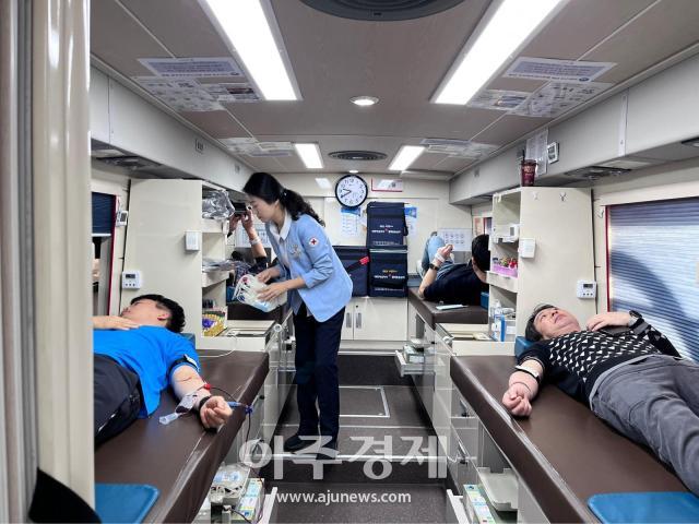 7일 코레일 임직원 및 열차이용 고객이 함께하는 ‘생명나눔 사랑의 헌혈’ 행사를 진행하고 있다사진한국철도 강원본부
