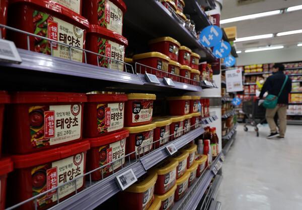 Các sản phẩm sốt tương ớt kiểu Hàn Quốc gochujang được bày bán tại một siêu thị lớn ở Seoul ẢnhYonhap News