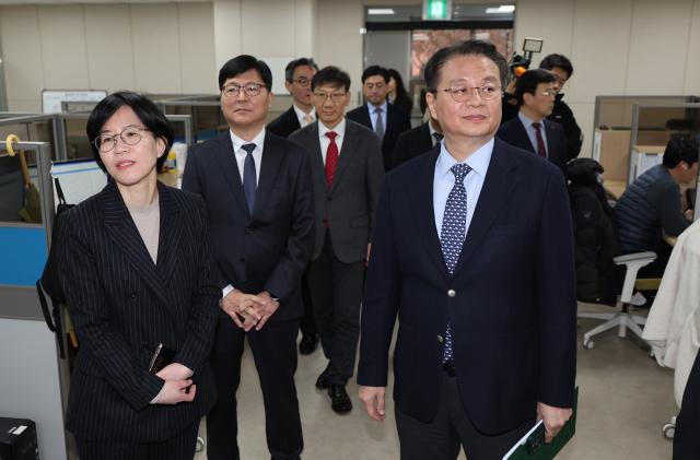 방기선 국무조정실장이 7일 오후 서울 종로구 범정부 합동 전기통신금융사기 통합신고대응센터를 방문해 둘러보고 있다 사진연합뉴스