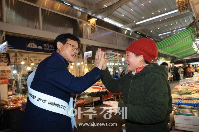 대구 김대권 수성구청장은 설 명절을 앞두고 지난 6일 신매동 신매시장을 방문해 장보기 행사를 개최했다 사진대구수성구