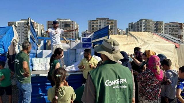 튀르키예 하타이 지역에서 컨선월드와이드 직원들이 구호물자를 이재민에게 전달하고 있다 사진컨선월드와이드