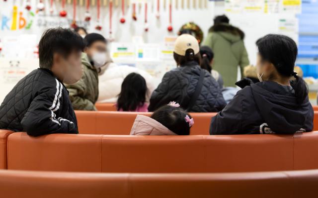 서울의 한 소아청소년과 병원을 찾은 어린이와 부모들이 진료를 기다리고 있다 사진연합뉴스