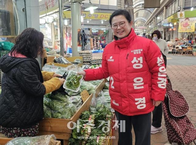 성은경 국민의힘 국회의원 서구 예비후보는 지역주민들과 함께하는 특별한 장보기 행사를 개최했다 사진성은경 예비후보