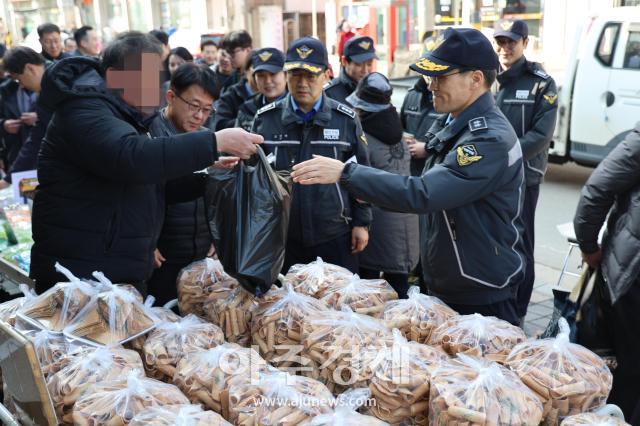 김성종 동해해경청장과 동해해경청 직원들이 전통시장에서 장보기를 하고 있다사진동해해경청